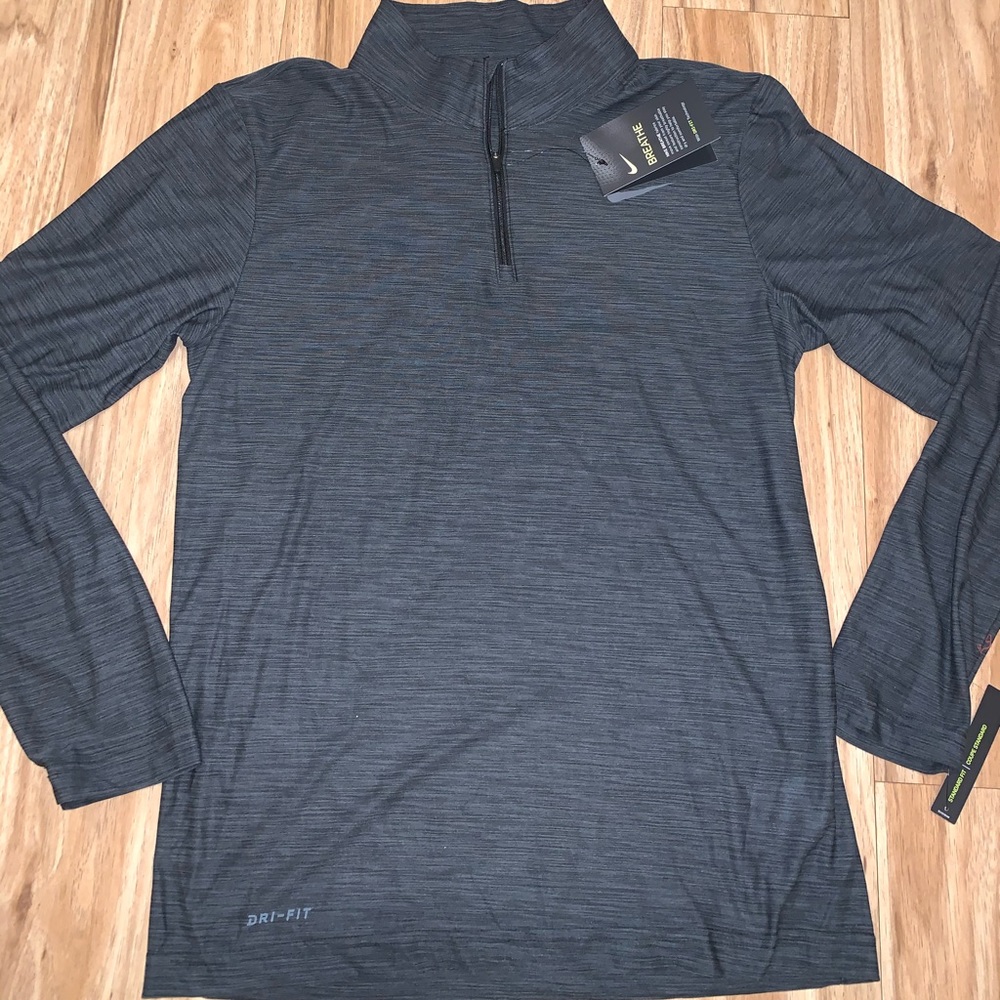 Men’s Nike lightweight pullover.